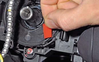 Снятие подрулевых переключателей и соединителя переключателей с барабанным устройством спирального кабеля Рено Дастер