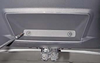 Снятие замка и привода замка двери багажного отделения Рено Дастер