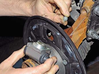 Замена колесного цилиндра тормозного механизма заднего колеса Рено Дастер