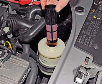 Проверка уровня жидкости в бачке гидроусилителя рулевого управления Рено Дастер