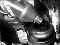 2.9 Проверка и восстановление уровня жидкости в руле БМВ 3 (E30)