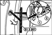 13.23 Снятие и установка наружной ручки двери БМВ 5 (E39)