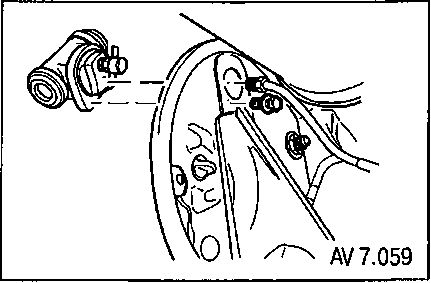 7.7.6 Снятие и установка тормозного цилиндра заднего барабанного тормоза Chevrolet Aveo 2003-2008