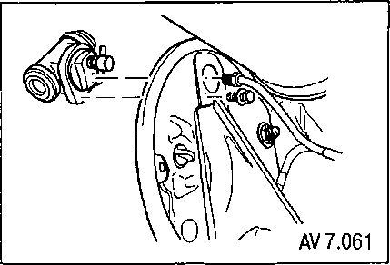 7.7.7 Снятие и установка тормозного щита заднего барабанного тормоза Chevrolet Aveo 2003-2008
