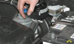 7.5 Замена бачка гидросистемы усилителя рулевого управления Chevrolet Niva 2002+