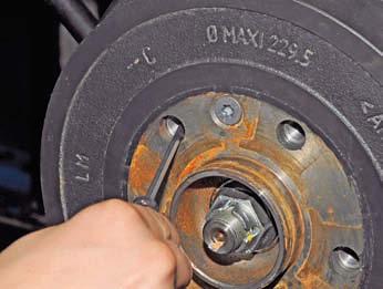 Замена колодок тормозных механизмов задних колес Рено Дастер
