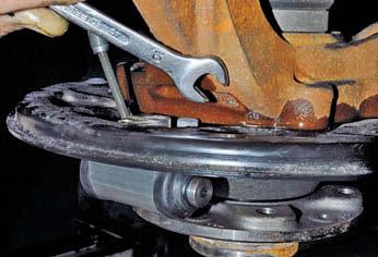 Замена колесного цилиндра тормозного механизма заднего колеса Рено Дастер