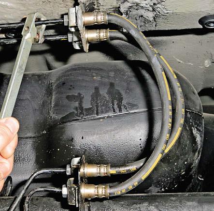 Замена шланга тормозного механизма заднего колеса Рено Дастер