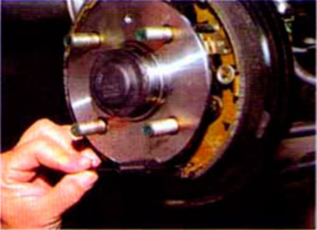 Замена колодок тормозных механизмов задних колес. Часть 2 - Хендай Акцент Тагаз (Hyundai Accent)