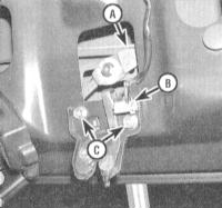 13.22 Снятие и установка защелки и цилиндра замка крышки багажного отделения Ниссан Maxima QX