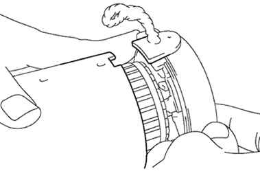 Совмещение крышки стартера с вырезом на корпусе тягового реле