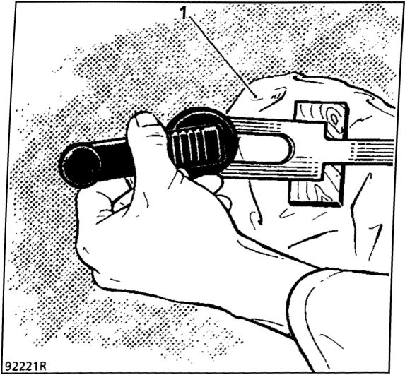 1. Рукоятка стеклоподъемника передней двери Рено Кангу 1997-2007