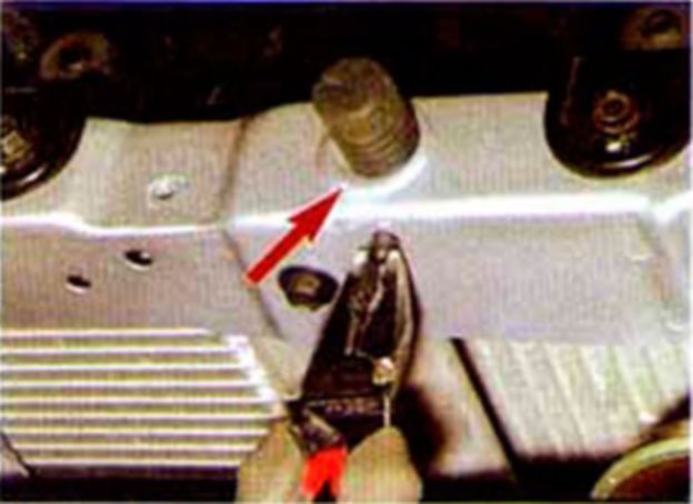 Снятие привода и замка крышки багажника - Хендай Акцент Тагаз (Hyundai Accent)