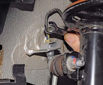 Замена шланга тормозного механизма переднего колеса Рено Дастер