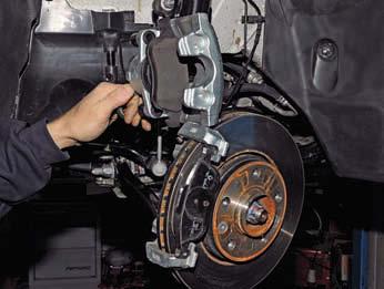 Замена колодок тормозных механизмов передних колес Рено Дастер