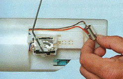 замена резистора лампы уровня топлива 