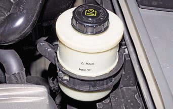 Проверка уровня жидкости в бачке гидроусилителя рулевого управления Рено Дастер