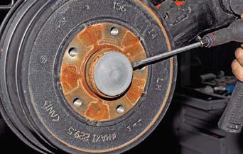 Замена колодок тормозных механизмов задних колес Рено Дастер
