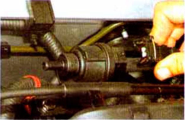 Снятие резонатора, корпуса воздушного фильтра и воздуховода с глушителем шума впуска - Хендай Акцент Тагаз (Hyundai Accent)
