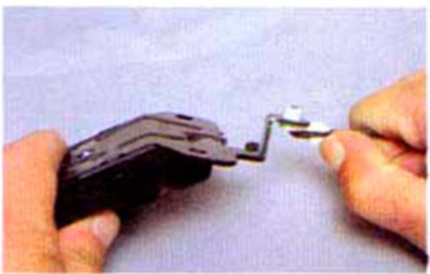 Снятие фиксатора замка крышки багажника - Хендай Акцент Тагаз (Hyundai Accent)