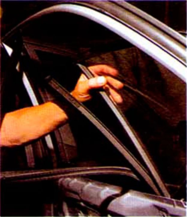 Снятие стекол задней двери - Хендай Акцент Тагаз (Hyundai Accent)