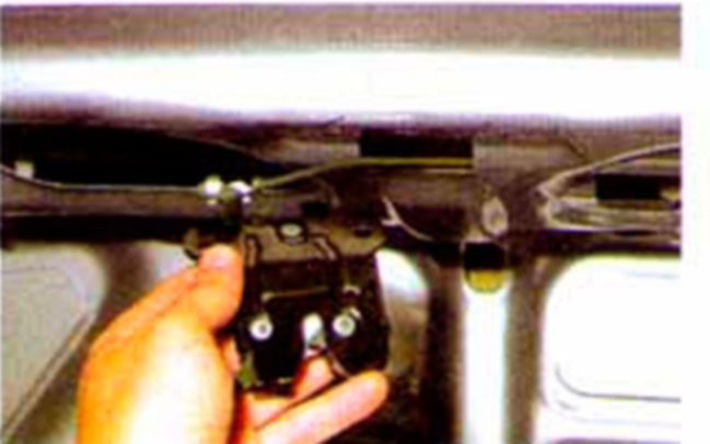 Снятие привода и замка крышки багажника - Хендай Акцент Тагаз (Hyundai Accent)