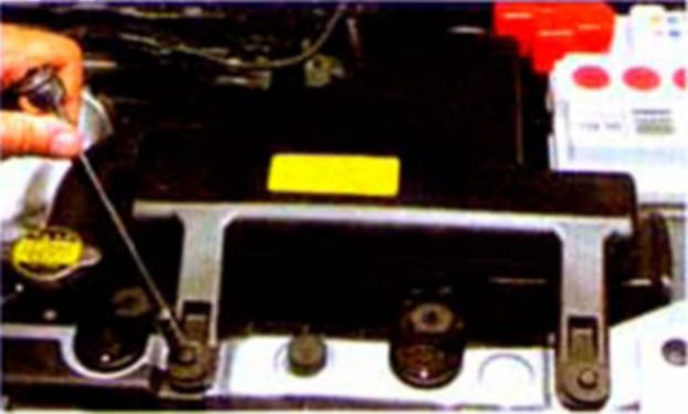 Снятие резонатора, корпуса воздушного фильтра и воздуховода с глушителем шума впуска - Хендай Акцент Тагаз (Hyundai Accent)
