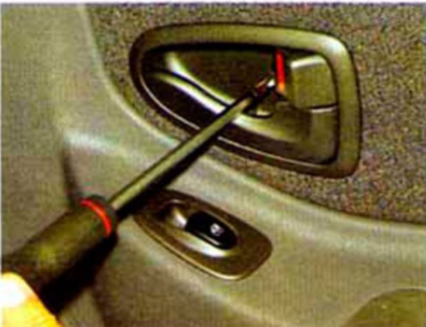 Снятие цилиндрового механизма замка наружной ручки - Хендай Акцент Тагаз (Hyundai Accent)