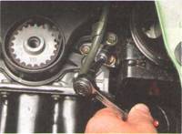 Головкой «на 10» отворачиваем болт крепления кронштейна направляющей трубки указателя уровня масла в двигателе.
